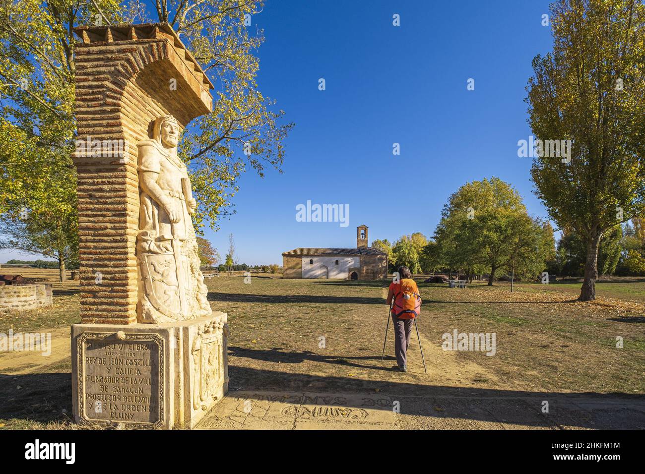 Espagne, Castille et León, Sahagun, randonnée sur la Camino Francés, route espagnole du pèlerinage à Saint-Jacques-de-Compostelle, classée au patrimoine mondial de l'UNESCO, 13th Century Virgen del Puente Hermitage, sculpture du roi Alfonso VI, fondateur du Sahagun et protecteur du Camino Banque D'Images