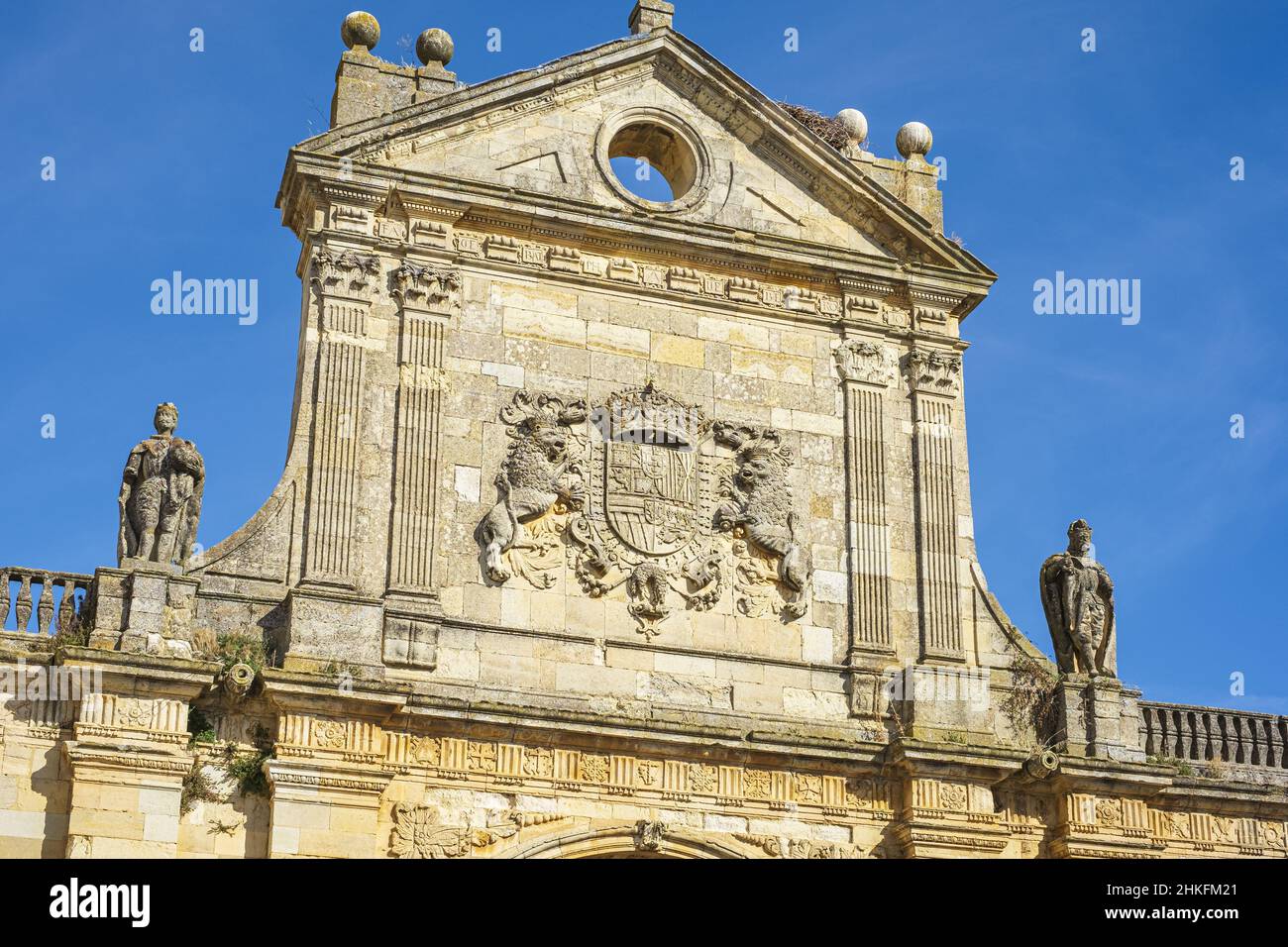 Espagne, Castille et León, Sahagun, scène sur le Camino Francés, route espagnole du pèlerinage à Saint-Jacques-de-Compostelle, classé au patrimoine mondial de l'UNESCO, ruines du monastère royal de San Benito, Arc de San Benito construit en 1662 Banque D'Images
