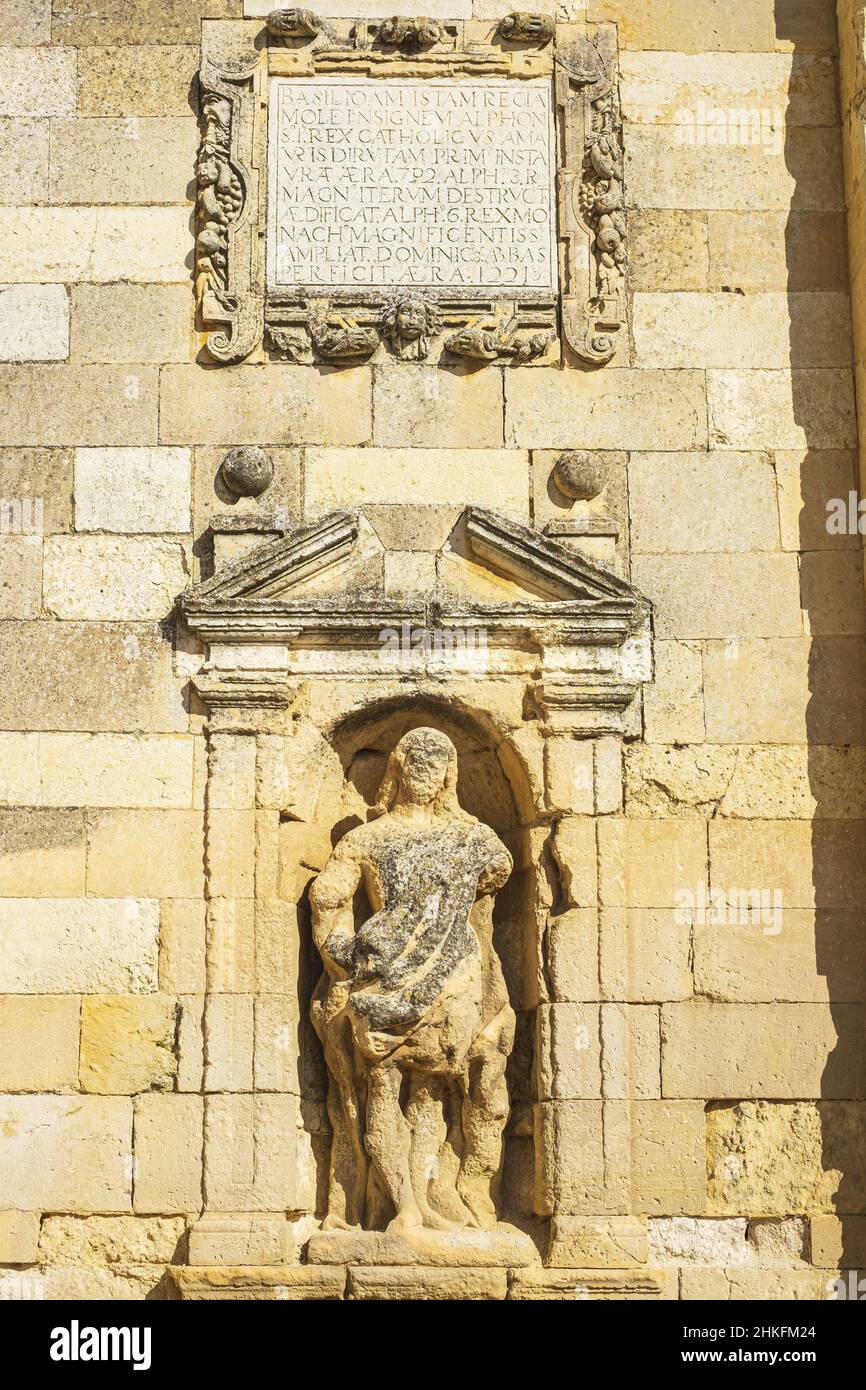 Espagne, Castille et León, Sahagun, scène sur le Camino Francés, route espagnole du pèlerinage à Saint-Jacques-de-Compostelle, classé au patrimoine mondial de l'UNESCO, ruines du monastère royal de San Benito, détail de l'arche de San Benito construite en 1662 Banque D'Images
