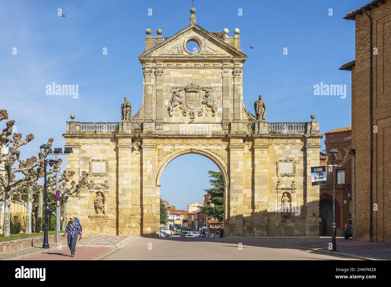 Espagne, Castille et León, Sahagun, scène sur le Camino Francés, route espagnole du pèlerinage à Saint-Jacques-de-Compostelle, classé au patrimoine mondial de l'UNESCO, ruines du monastère royal de San Benito, Arc de San Benito construit en 1662 Banque D'Images