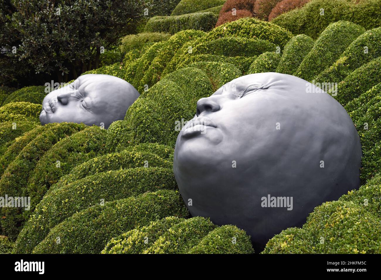 France, Seine Maritime, Pays de Caux, Cote d'Albatre, Etretat, Les Jardins d'Etretat par Alexander Grivko, le géant et les têtes rondes des Samuel Salcedo Banque D'Images