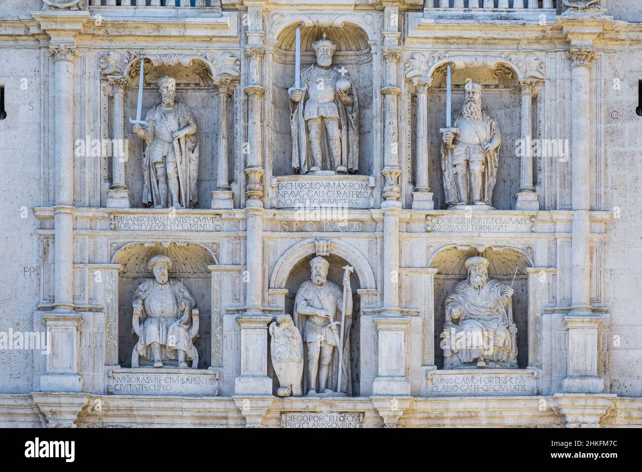 Espagne, Castille et León, Burgos, scène sur la Camino Francés, route espagnole du pèlerinage à Saint-Jacques-de-Compostelle, classée au patrimoine mondial de l'UNESCO, Arc de Santa Maria, ancienne porte médiévale Banque D'Images