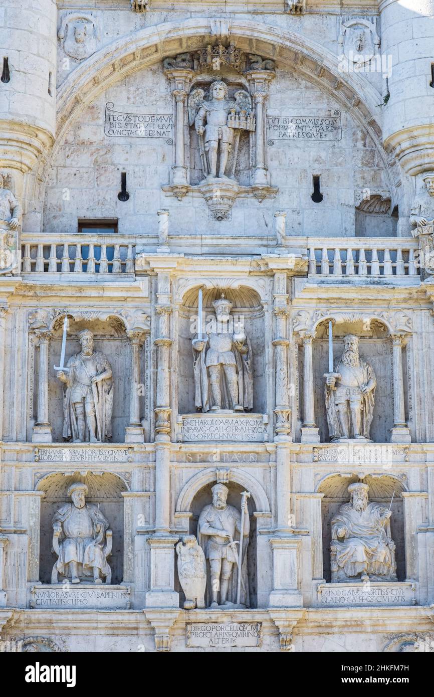 Espagne, Castille et León, Burgos, scène sur la Camino Francés, route espagnole du pèlerinage à Saint-Jacques-de-Compostelle, classée au patrimoine mondial de l'UNESCO, Arc de Santa Maria, ancienne porte médiévale Banque D'Images