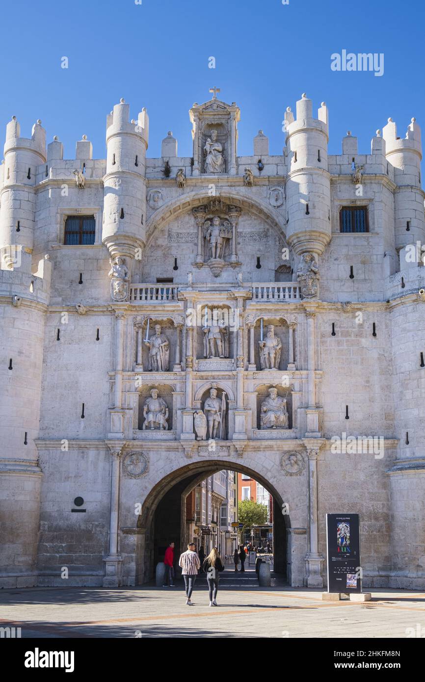 Espagne, Castille et León, Burgos, scène sur la Camino Francés, route espagnole du pèlerinage à Saint-Jacques-de-Compostelle, classée au patrimoine mondial de l'UNESCO, Arc de Santa Maria, ancienne porte médiévale Banque D'Images