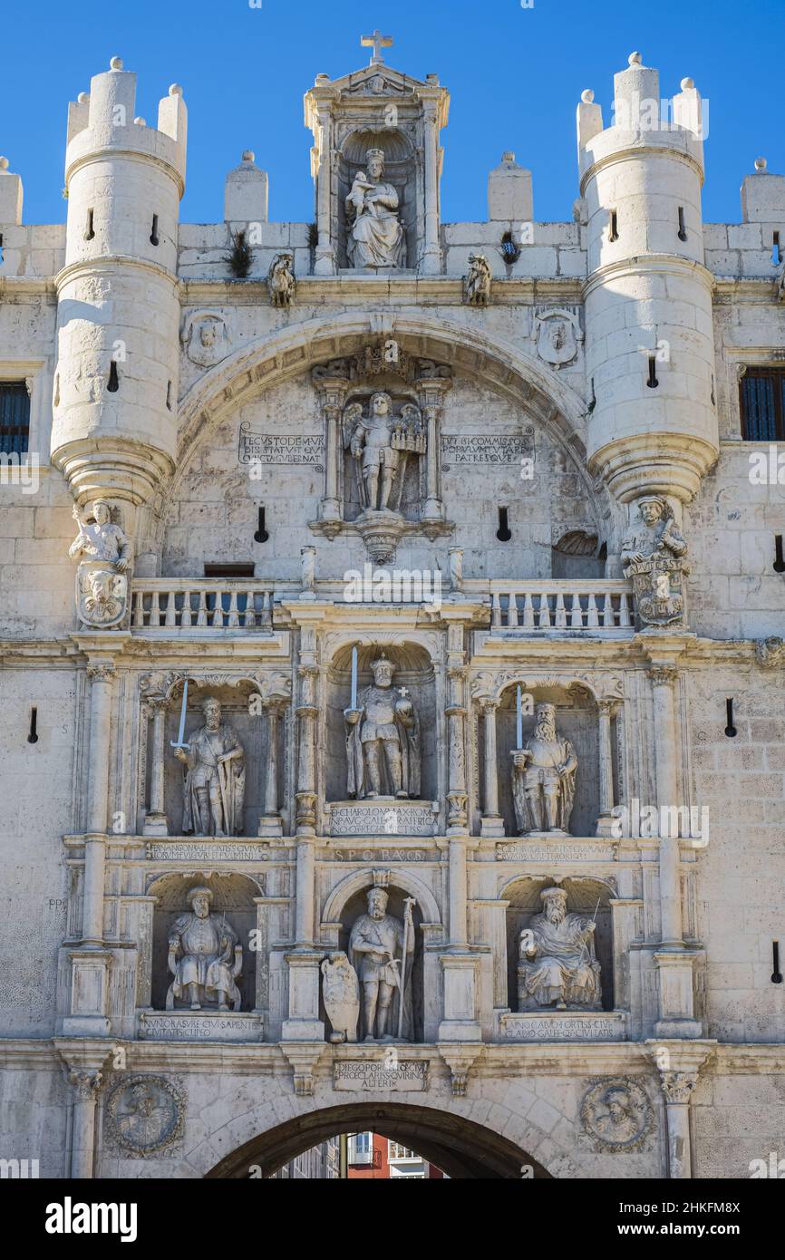 Espagne, Castille et León, Burgos, scène sur la Camino Francés, route espagnole du pèlerinage à Saint-Jacques-de-Compostelle, classée au patrimoine mondial de l'UNESCO, Arc de Santa Maria, ancienne porte médiévale Banque D'Images