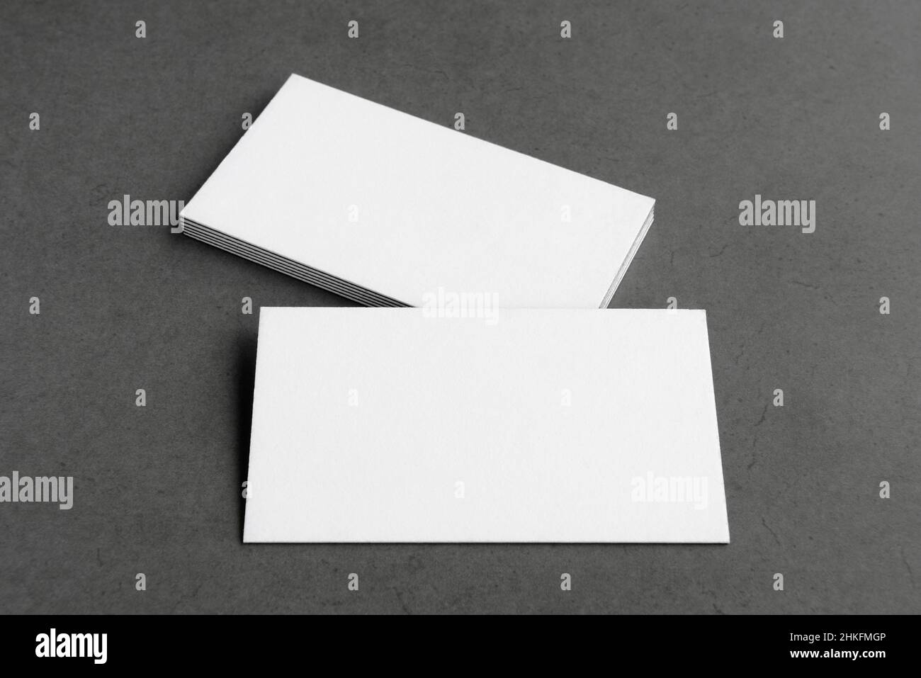 Cartes de visite vierges. Maquette sur fond noir. Copier l'espace pour le texte. Banque D'Images