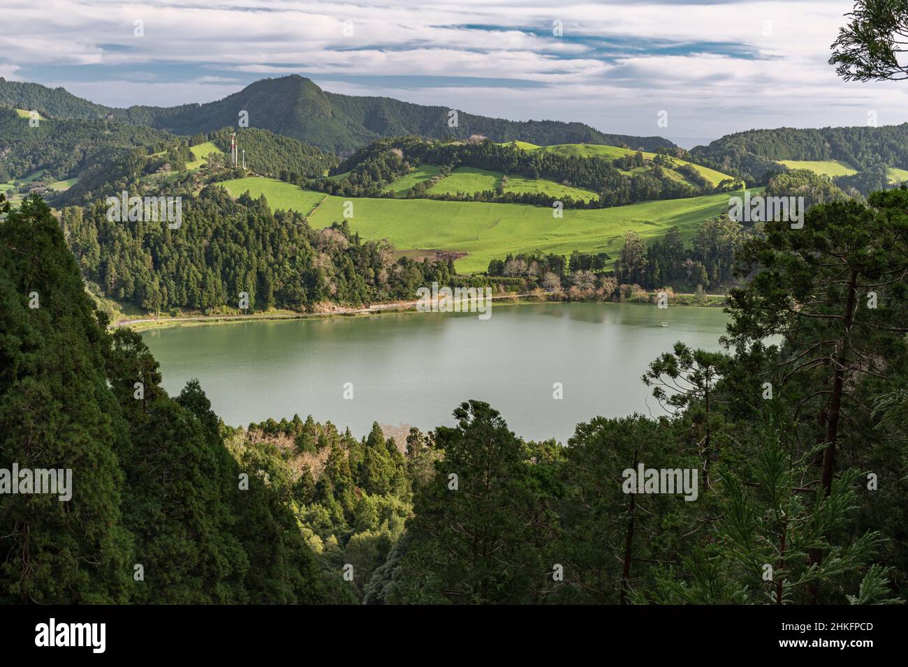 Le cratère lac Lagoa das Furnas dans la caldeira volcanique homonym de l'île de Sao Miguel (Açores, Portugal) Banque D'Images