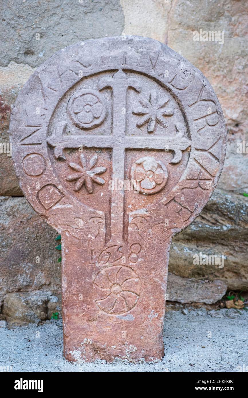 Espagne, Navarre, Ciruqui (Zirauki), village sur le Camino Francés, route espagnole du pèlerinage à Saint-Jacques-de-Compostelle, classé au patrimoine mondial de l'UNESCO, pierre funéraire discoïde Banque D'Images