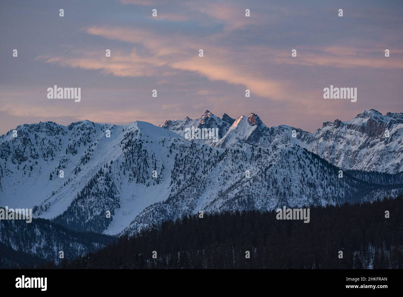 France, Hautes Alpes, Parc naturel régional du Queyras, Château Queyras, hameau de Souliers, lever du soleil sur la gamme font Sancte Banque D'Images