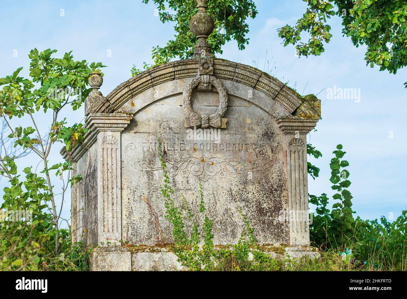 France, Gironde, Saint-ferme, village sur la via Lemovicensis ou Vezelay, l'une des voies principales vers Saint-Jacques-de-Compostelle, tombe familiale Banque D'Images