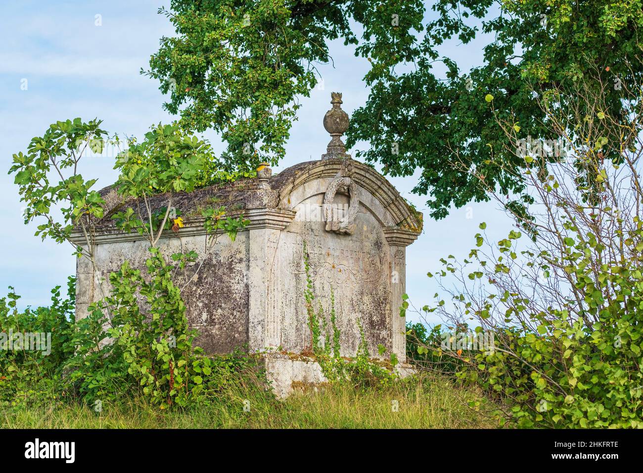 France, Gironde, Saint-ferme, village sur la via Lemovicensis ou Vezelay, l'une des voies principales vers Saint-Jacques-de-Compostelle, tombe familiale Banque D'Images