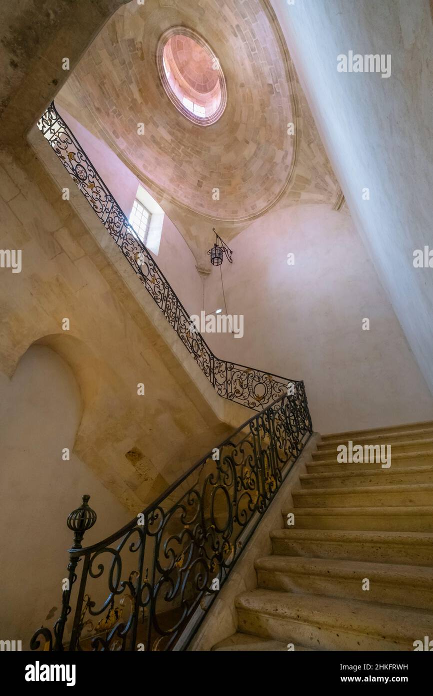 France, Gironde, la Reole, ville d'Art et d'Histoire, scène sur la via Lemovicensis ou Vezelay Way, l'une des voies principales vers Saint-Jacques de Compostelle, Saint-Pierre de la Reole, prieuré bénédictin, grand escalier avec main courante par Blaise Charlut (1717-1792) Banque D'Images