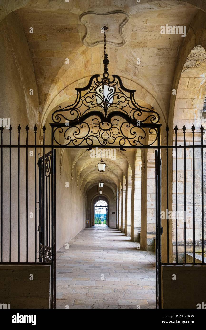 France, Gironde, la Reole, ville d'Art et d'Histoire, scène sur la via Lemovicensis ou Vezelay Way, l'une des voies principales vers Saint-Jacques de Compostelle, prieuré bénédictin Saint-Pierre de la Reole, porte en fer forgé par le ouvrier d'art reolais Blaise Charlut (1717-1792) Banque D'Images