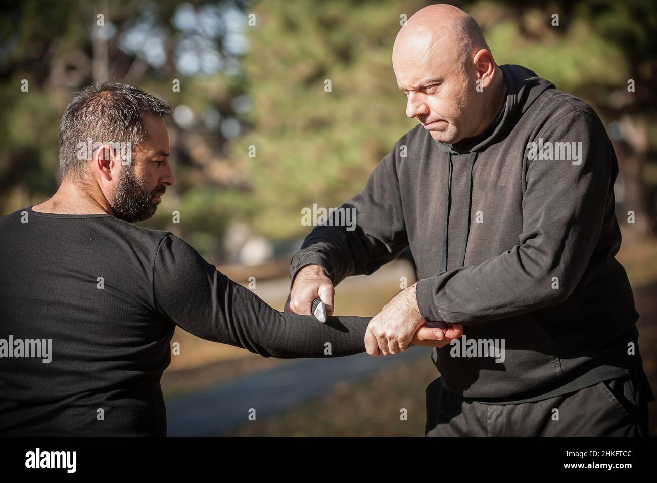 Menace de couteau.L'instructeur de Kapap démontre la technique de désarmement d'auto-défense des arts martiaux contre l'attaque au couteau.Formation de désarmement des armes.Démonstration Banque D'Images