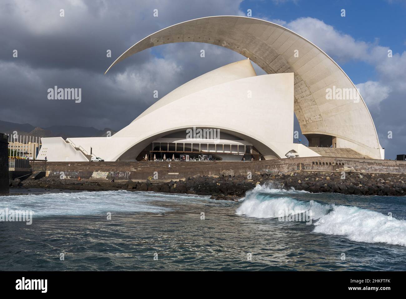 Espagne, îles Canaries, île de Ténérife, Santa Cruz de Ténérife, Opéra de l'architecte Santiago Calatrava Banque D'Images