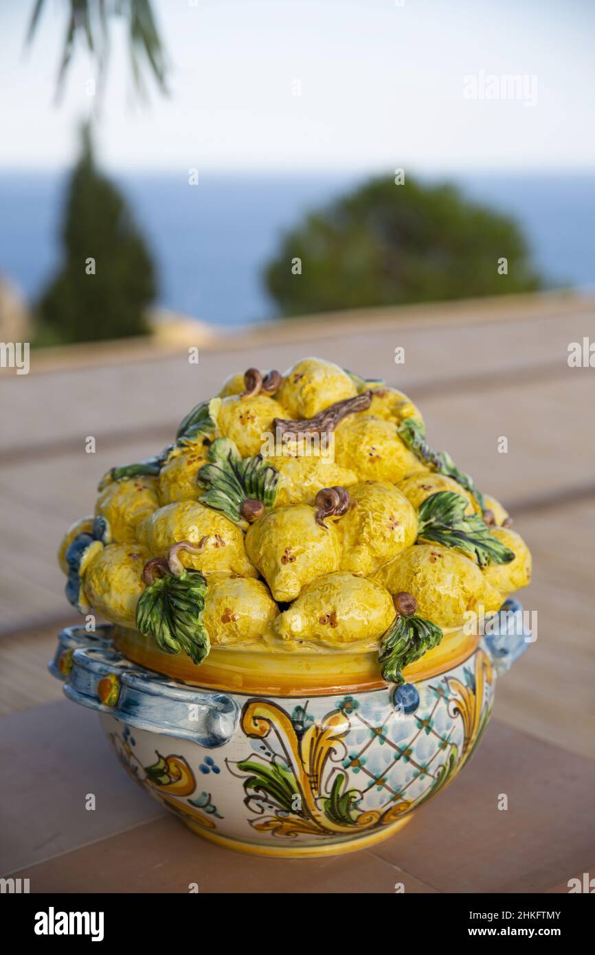 L'Italie, la Sicile, Taormina, San Domenico Palace Hotel, les citrons en céramique peints posent sur fond de mer Ionienne dans les jardins de cet ancien couvent dominicain transformé en un hôtel légendaire appartenant au groupe four Seasons Banque D'Images