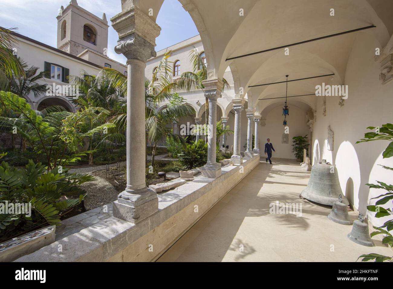 Italie, Sicile, Taormina, hôtel San Domenico Palace, patio avec arbres et colonnes de l'hôtel San Domenico Palace, ancien couvent dominicain transformé en un hôtel légendaire appartenant au groupe four Seasons Banque D'Images