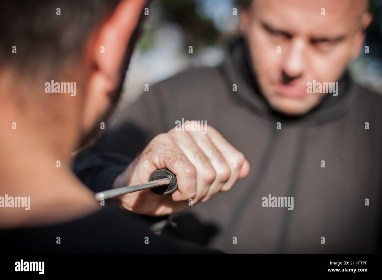 Menace de couteau.L'instructeur de Kapap démontre la technique de désarmement d'auto-défense des arts martiaux contre l'attaque au couteau.Formation de désarmement des armes.Démonstration Banque D'Images