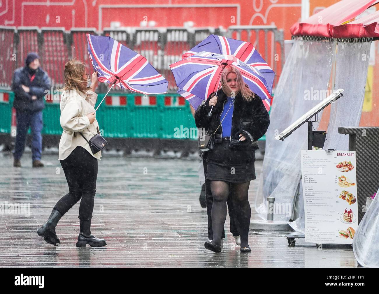 Les gens sont vus à Leicester Square.Date de la photo : vendredi 4 février 2022. Banque D'Images