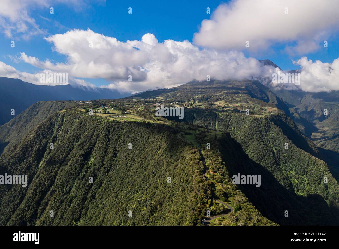 France, Ile de la Réunion (département français d'outre-mer), Saint Joseph, Grand-Coude sous le Piton de la Fournaise, plateau entre la rivière des remparts à l'ouest (à gauche) et le fleuve Langevin à l'est (à droite) (vue aérienne) Banque D'Images