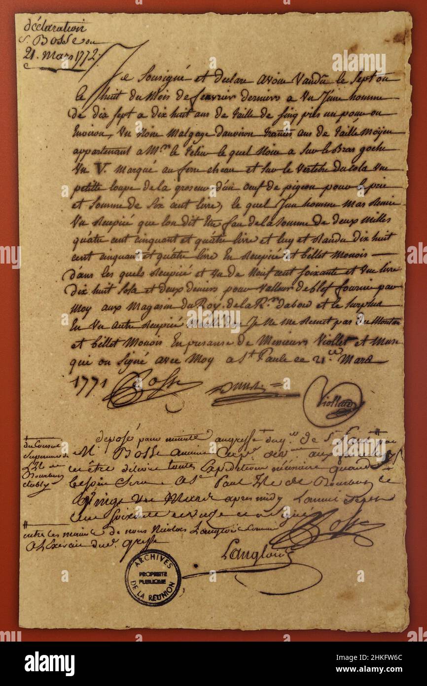 France, Ile de la Réunion (département français d'outre-mer), Saint Gilles les hauts, Musée Villèle dans le domaine de Panon-Desbassyns, une ancienne propriété coloniale au coeur d'une grande plantation de canne à sucre qui employait un peu plus de 400 esclaves, vente d'un esclave avec sa description datée du 21 mars 1772 Banque D'Images