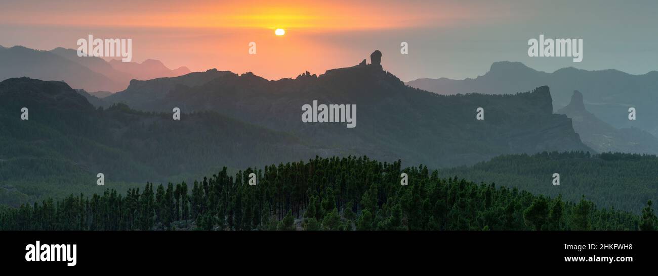 Espagne, îles Canaries, île de Gran Canaria, el Roque Nublo est un monolithe de basalte de 80 m de haut et culmine à 1813 M. Banque D'Images