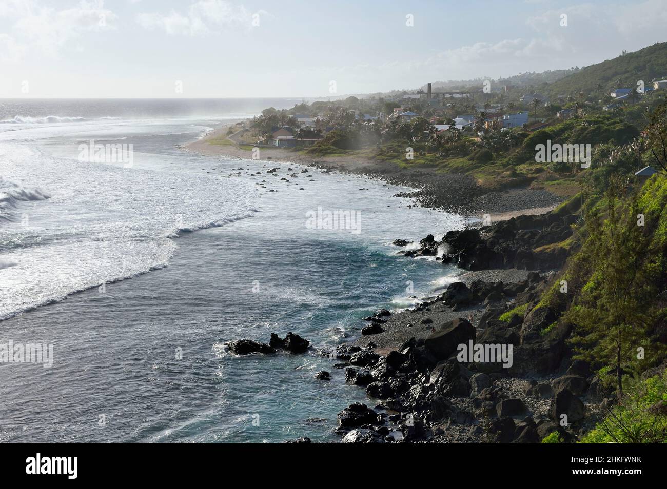 France, île de la Réunion (département français d'outre-mer), petite-Ile sur la côte sud, plage et rochers de Grand-Bois, cheminée de l'ancienne fabrique de sucre en arrière-plan Banque D'Images