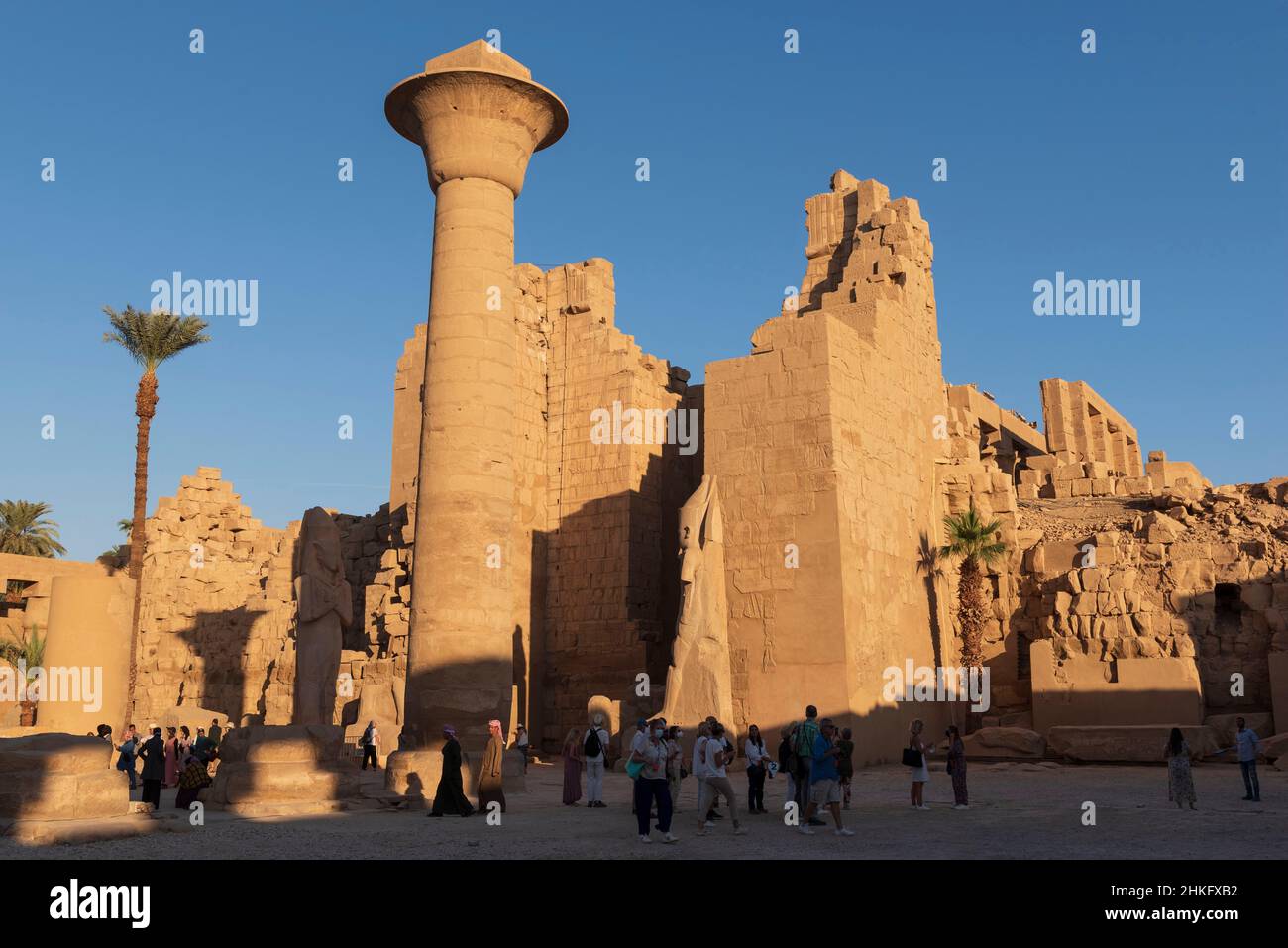 Égypte, haute Égypte, Vallée du Nil, Louxor, Karnak classé au patrimoine mondial de l'UNESCO, temple dédié à Dieu Amon, première cour Banque D'Images