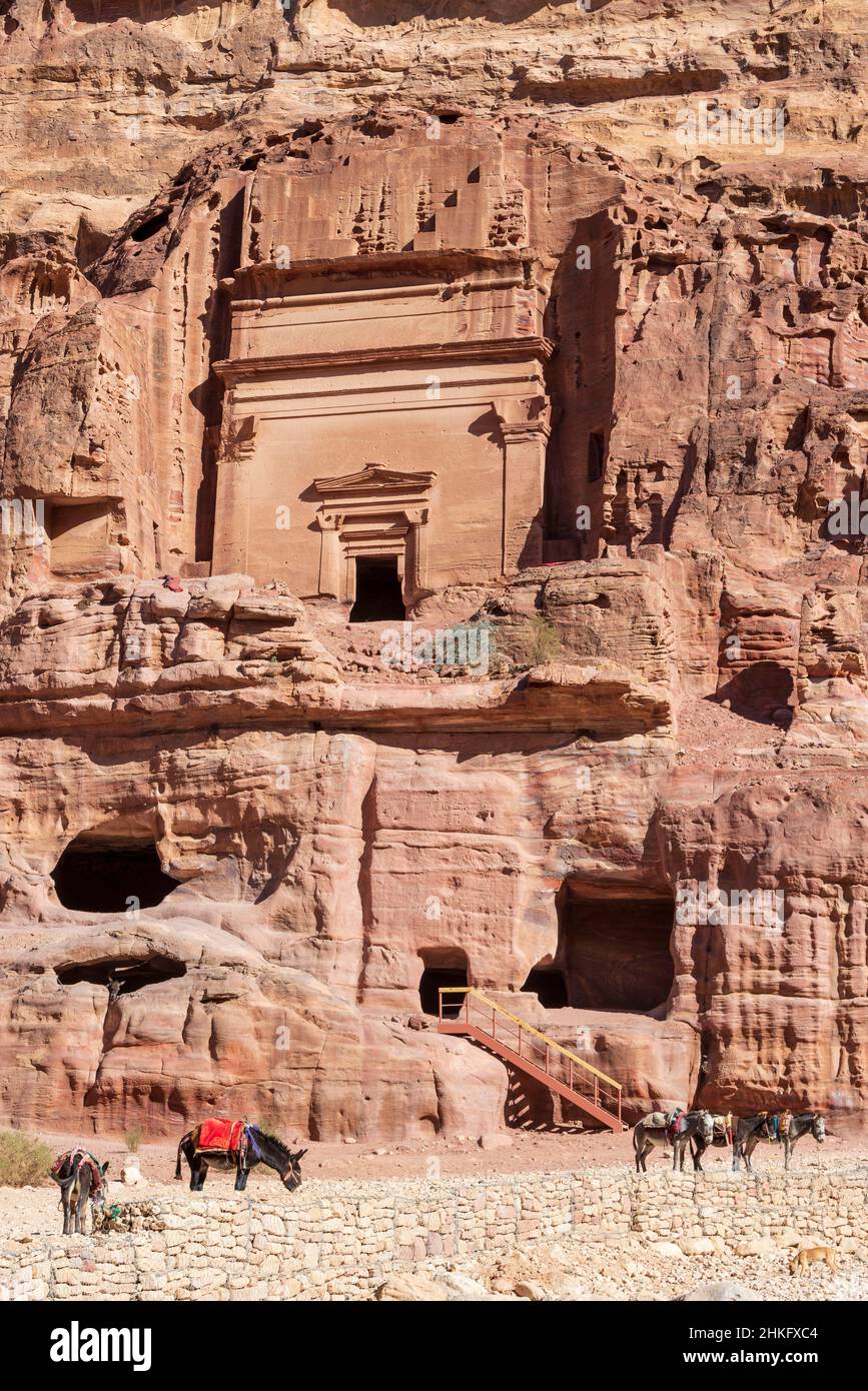 Jordanie, gouvernorat de Ma'an, site archéologique nabatéen de Petra, classé au patrimoine mondial de l'UNESCO, maisons dans la montagne, façade Banque D'Images