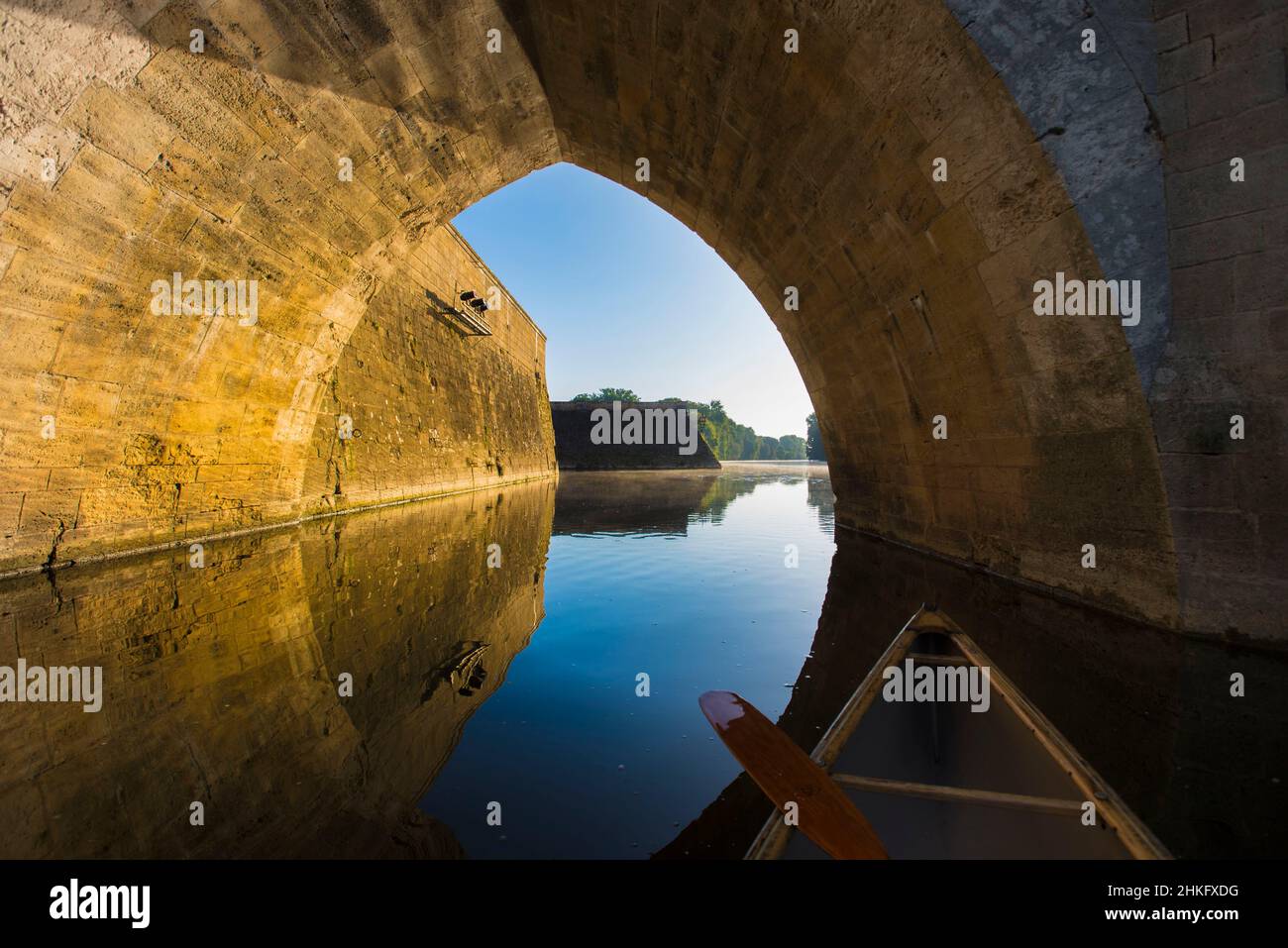 France, Indre et Loire, excursion canadienne en canoë dans la vallée du cher sous, ou près du château de Chenonceau, passage sous une arche Banque D'Images