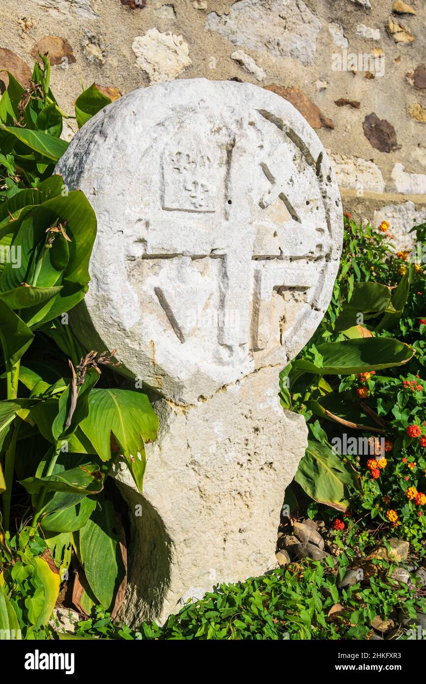 France, Landes, Horsarrieu, village sur la via Lemovicensis ou Vezelay Way, une des voies principales vers Saint-Jacques-de-Compostelle, pierre funéraire discoïde Banque D'Images