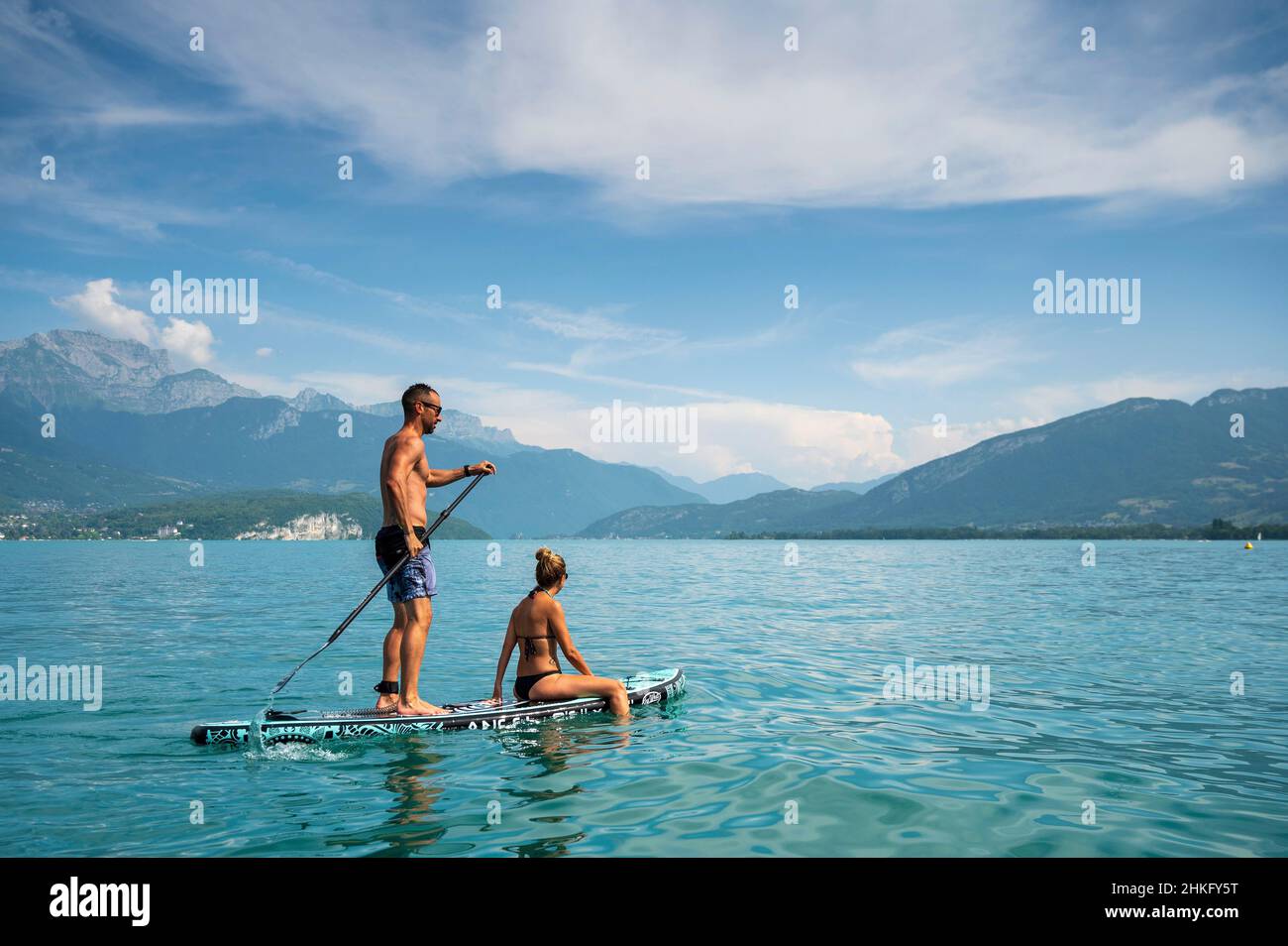 France, haute-Savoie (74), Annecy, Lac d'Annecy, couple pratiquant la paddle debout Banque D'Images