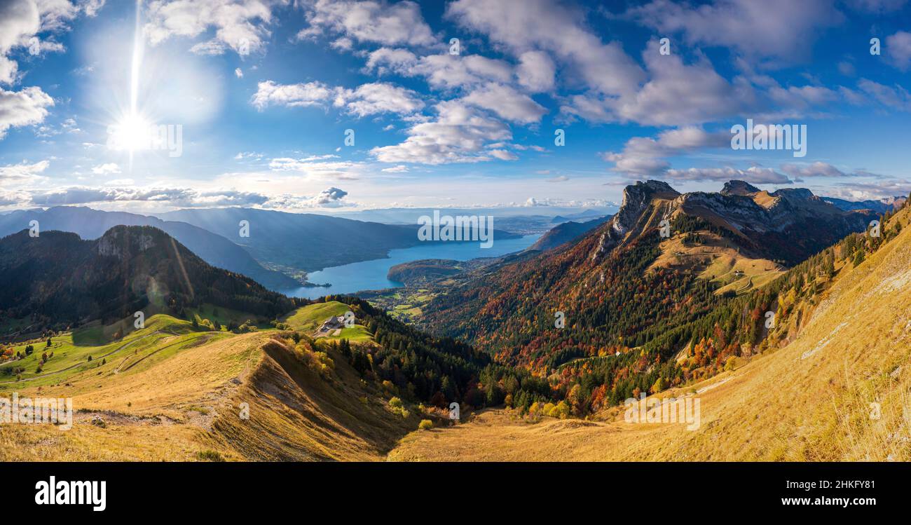 France, haute-Savoie (74), massif des Bornes, Annecy, panorama depuis le chemin de la Tournette, la chaîne de la Tournette sépare le lac d'Annecy de la dépression de Thônes Banque D'Images