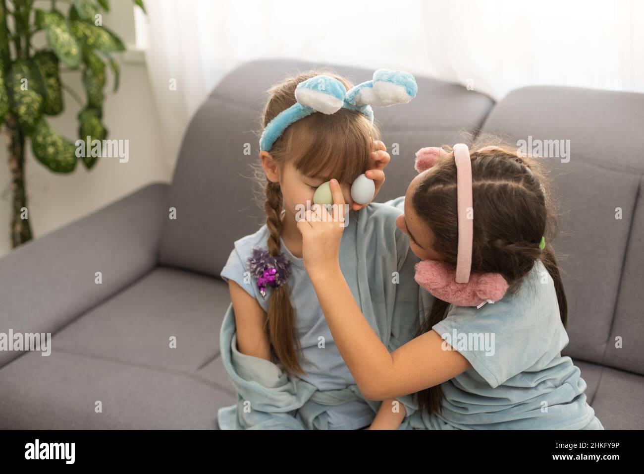 deux petites filles jouent des œufs de pâques Banque D'Images