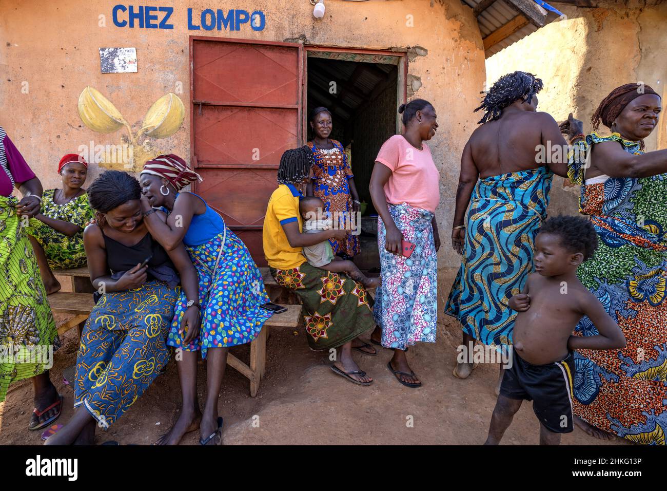 Bénin, Natitingou, femmes qui boivent de la bière de millet au pub local Banque D'Images