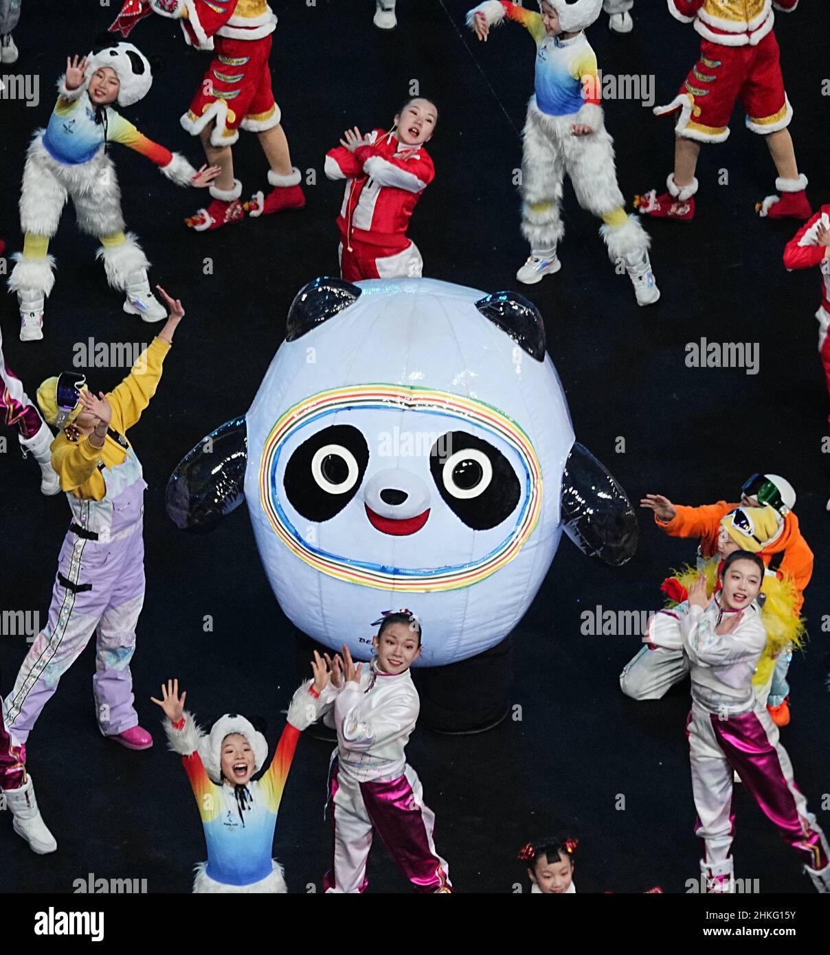 Pékin, Chine.04th févr. 2022.Jeux olympiques : cérémonie d'ouverture au stade olympique 'Bird's Nest'.Les gens se font jouer avec la mascotte olympique Bing Dwen Dwen.Les Jeux Olympiques d'hiver de Beijing auront lieu de 04 à 20.02.2022.Credit: Michael Kappeller/dpa/Alay Live News Banque D'Images