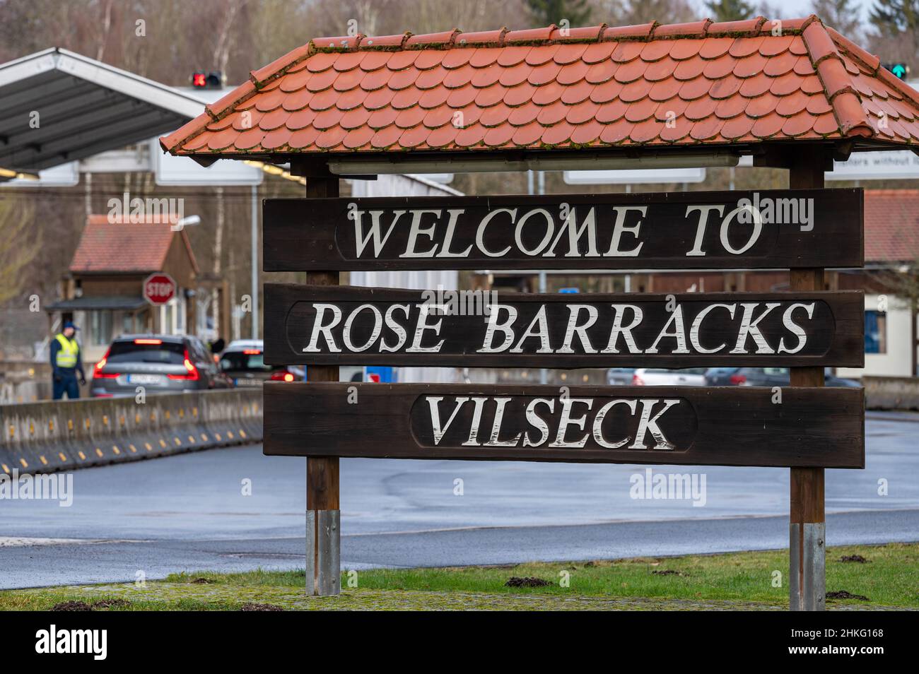 Vilseck, Allemagne.04th févr. 2022.''Bienvenue à la caserne Rose Vilseck''' est écrit à l'entrée de la zone d'entraînement militaire de Grafenwoehr.Selon le département américain de la Défense, un millier de soldats américains seront transférés du site de Vilseck à la Roumanie.Credit: Armin Weigel/dpa/Alay Live News Banque D'Images