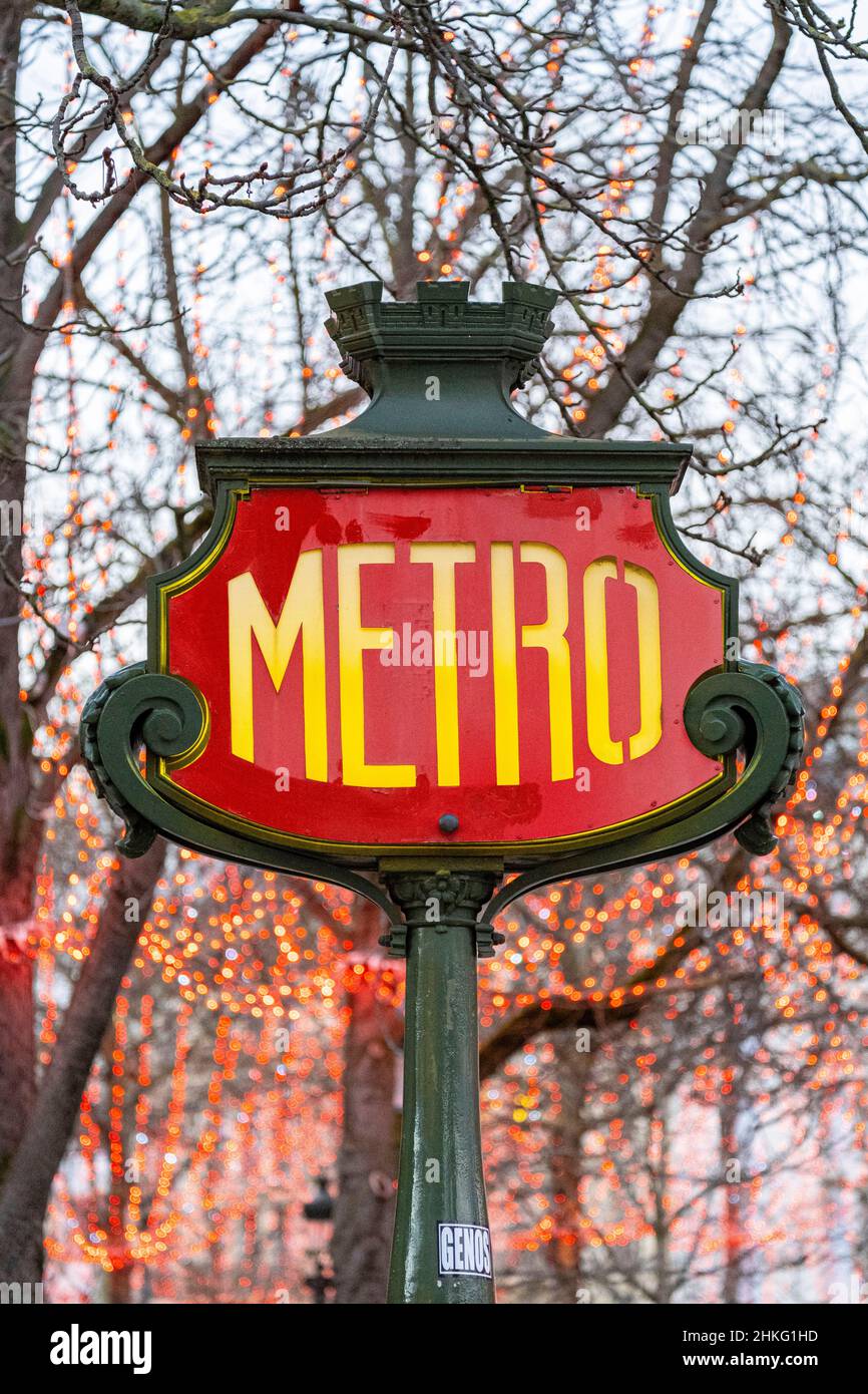 France, Paris, le drapeau de la station de métro Franklin D. Roosevelt et les décorations de Noël de l'avenue Montaigne Banque D'Images