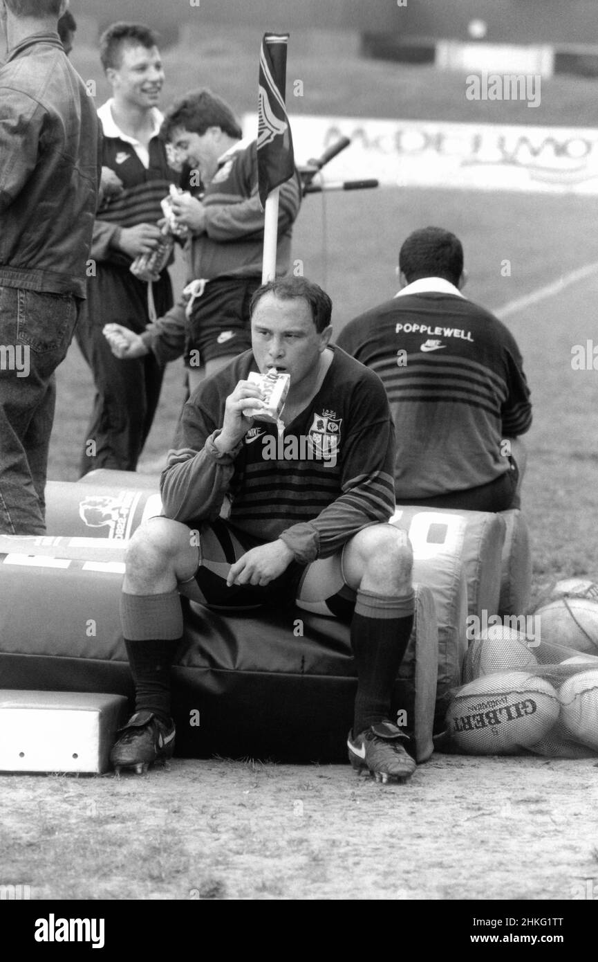 Lion britannique Brian Moore buvant Isostar pendant l'entraînement pour la tournée des Lions britanniques et irlandais de Nouvelle-Zélande en 1993 Banque D'Images