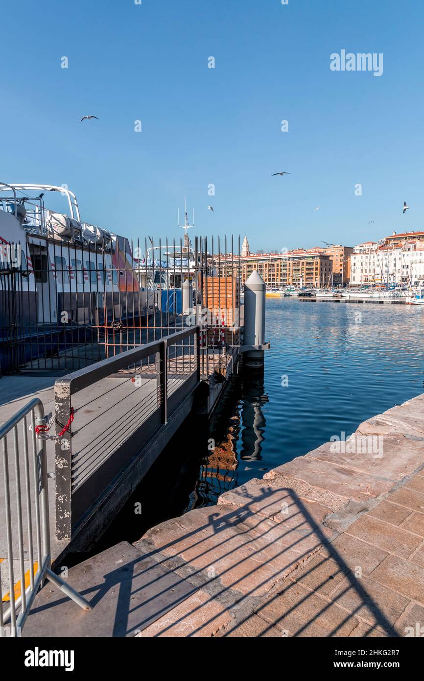 Marseille, France - 28 janvier 2022 : vue du vieux port de Marseille, de la préfecture des Bouches-du-Rhône et de la Provence-Alpes-Côte d Banque D'Images