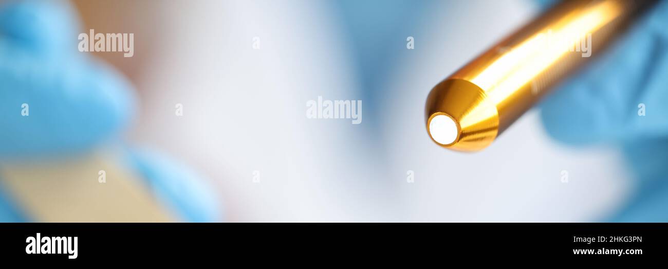 ORL examen de la gorge à l'aide d'une spatule en bois et d'une lampe de poche Banque D'Images