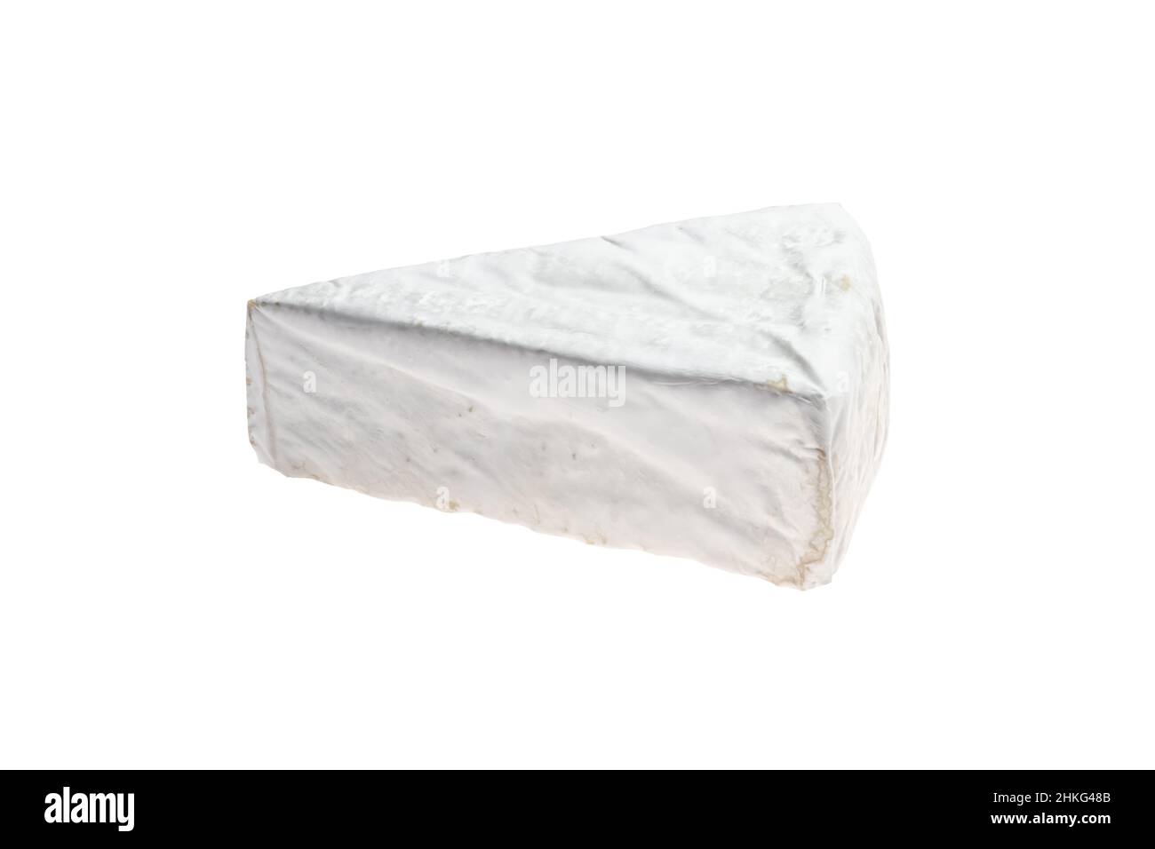 Morceau de brie ou de camembert isolé sur fond blanc.Fromage doux recouvert de moule blanc comestible.Un seul objet a une forme triangulaire Banque D'Images