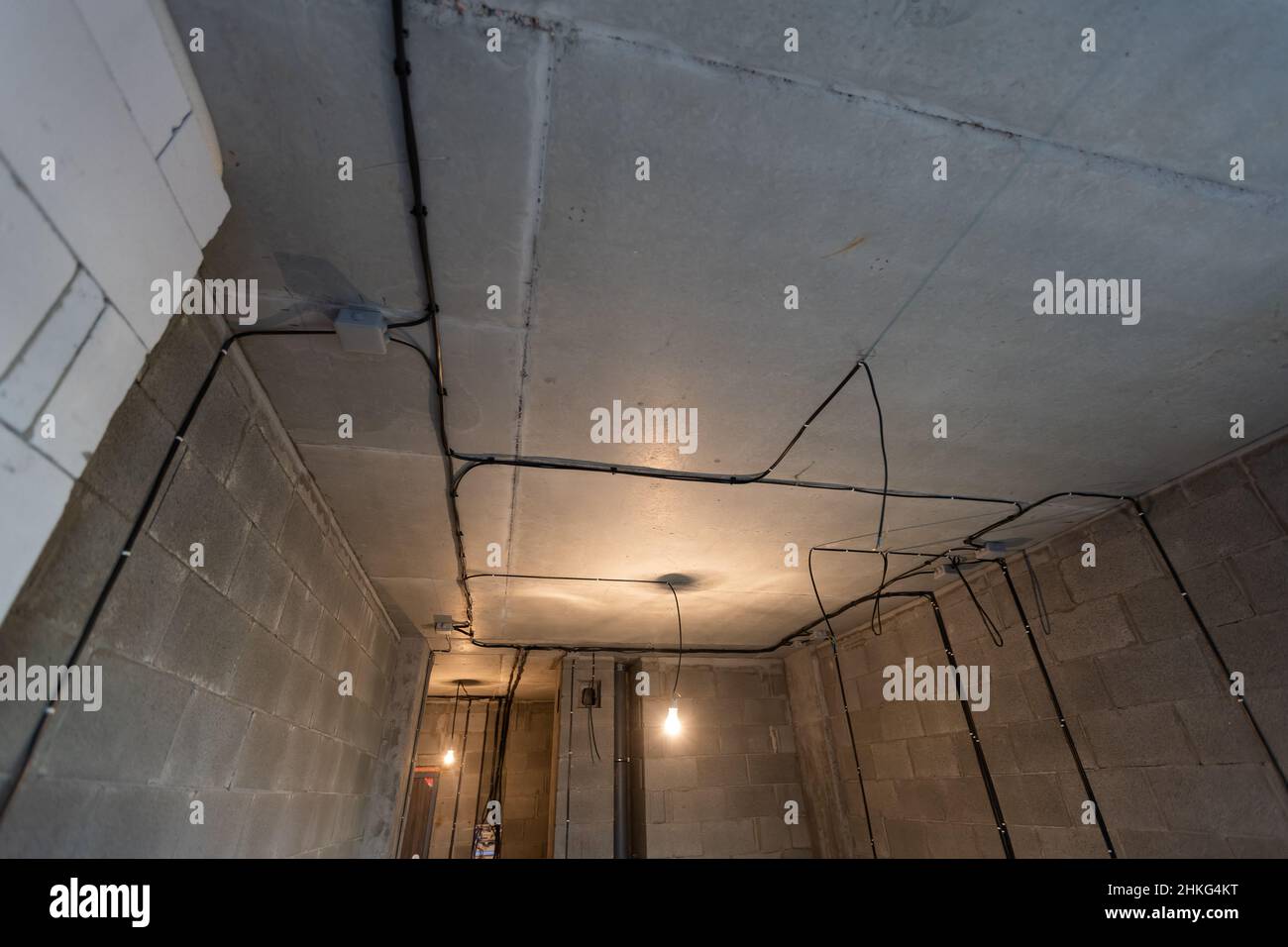 Le processus d'installation de cadres métalliques pour placoplâtre - cloisons sèches - pour la fabrication de murs de gypse dans l'appartement est en construction, remodelage Banque D'Images