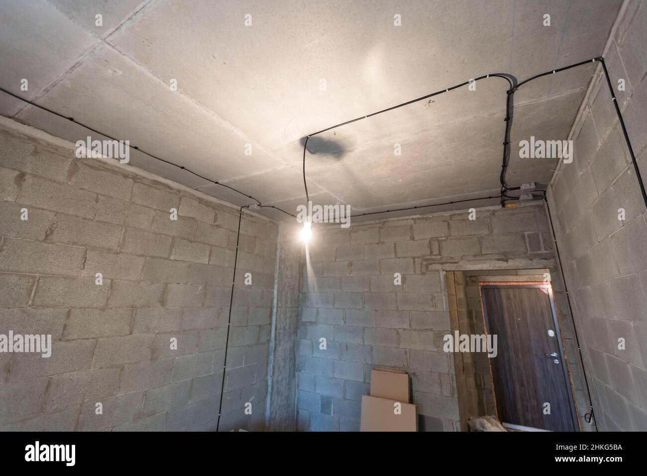 Le processus d'installation de cadres métalliques pour placoplâtre - cloisons sèches - pour la fabrication de murs de gypse dans l'appartement est en construction, remodelage Banque D'Images