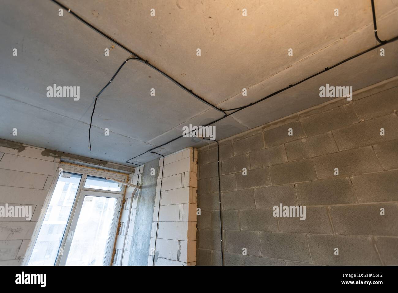 Le processus d'installation de cadres métalliques pour placoplâtre - cloisons sèches - pour la fabrication de murs de gypse dans l'appartement est en construction, remodelage Banque D'Images