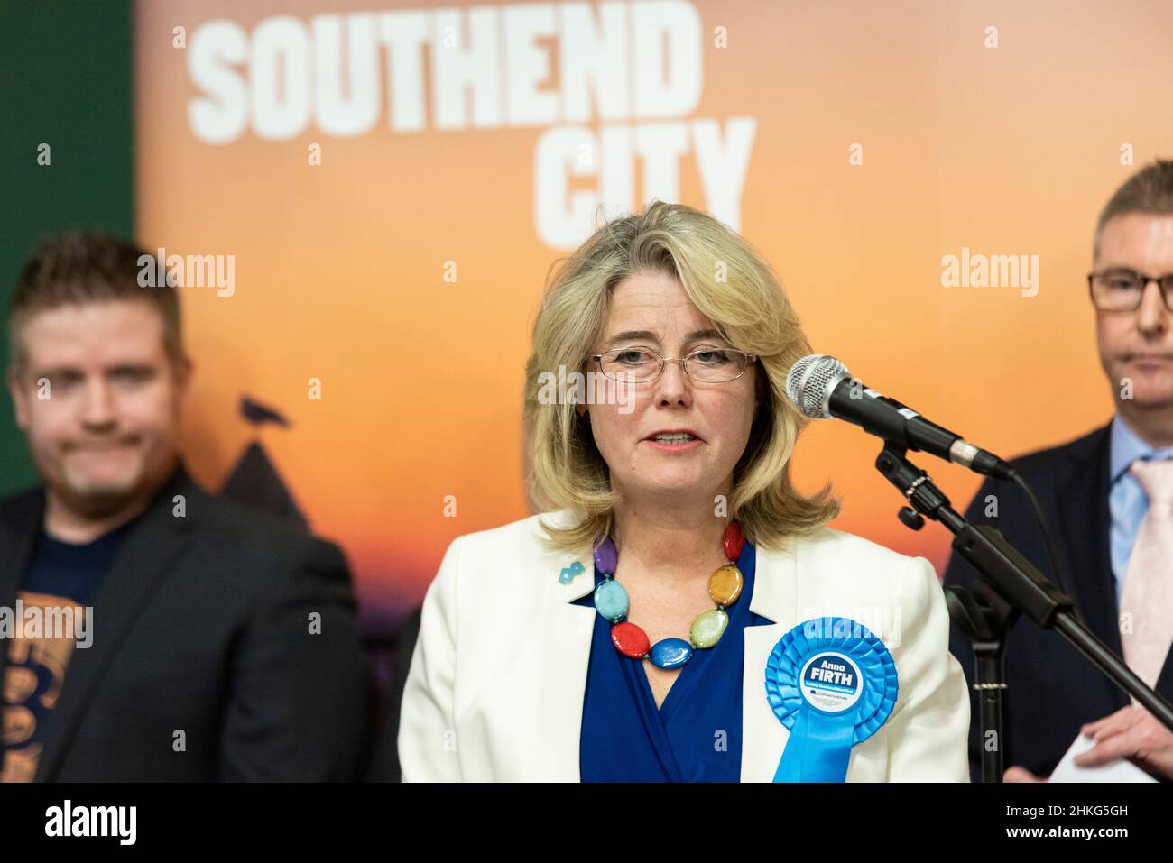 Anna Firth, députée Tory, lors de la vérification et du dépouillement du scrutin pour le Sud-Ouest par élection le 3 février 2022 pour remplacer le député assassiné Sir David Amess Banque D'Images