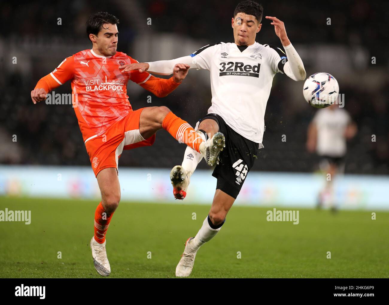 Photo du dossier datée du 11-12-2021 de la Reece James de Blackpool (à gauche), de retour en formation pour stimuler les options de dos gauche des Seasiders.Date de publication : vendredi 4 février 2022. Banque D'Images