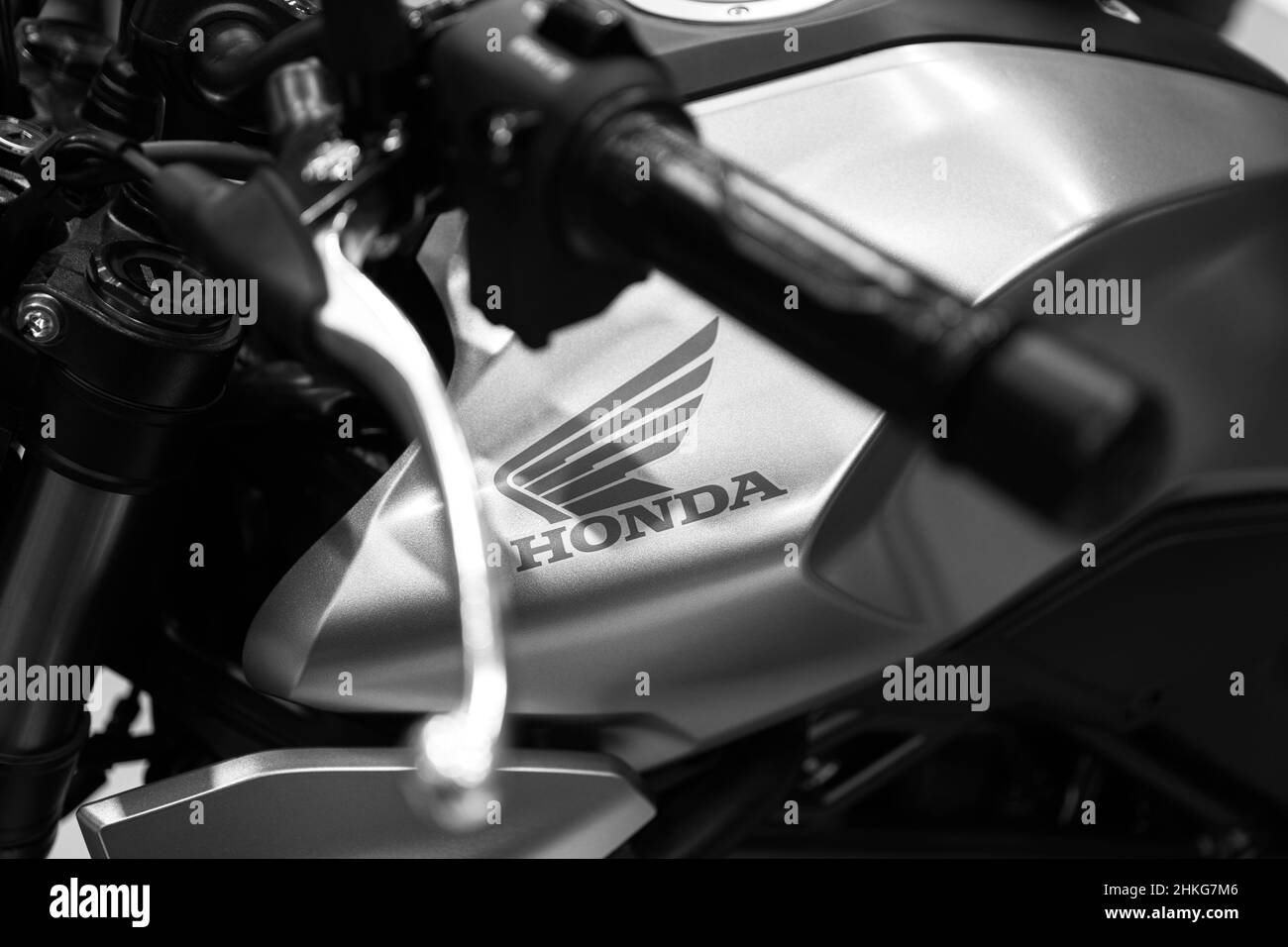 Logo et emblème Honda sur la carrosserie de la moto.Honda est l'une des célèbres motos du Japon. Banque D'Images Logo et emblème Honda sur la carrosserie de la moto.Honda est l'une des célèbres motos du Japon. Banque D'Images