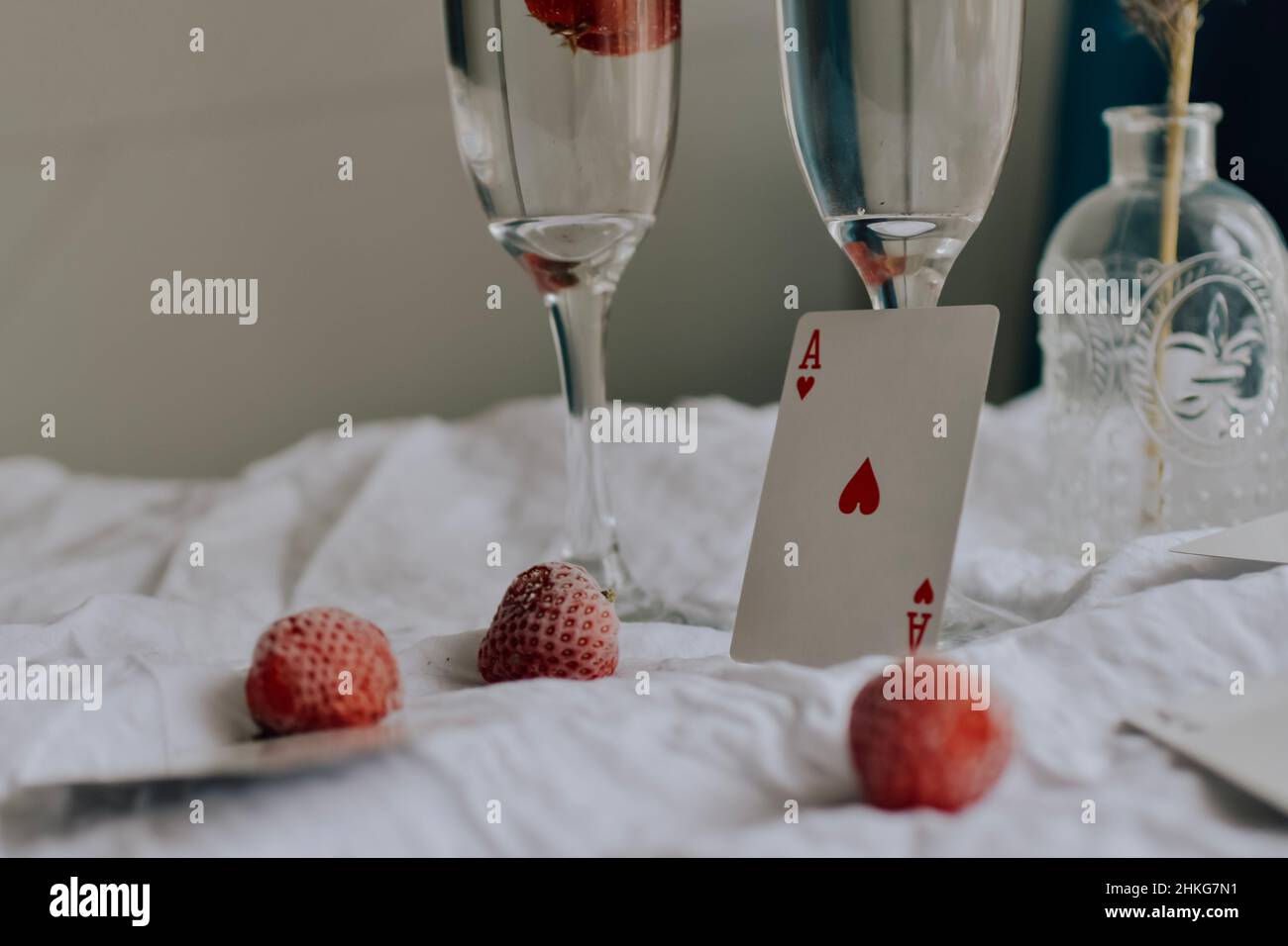 cartes à jouer sur table blanche platlay beaux-arts.Photo de haute qualité Banque D'Images