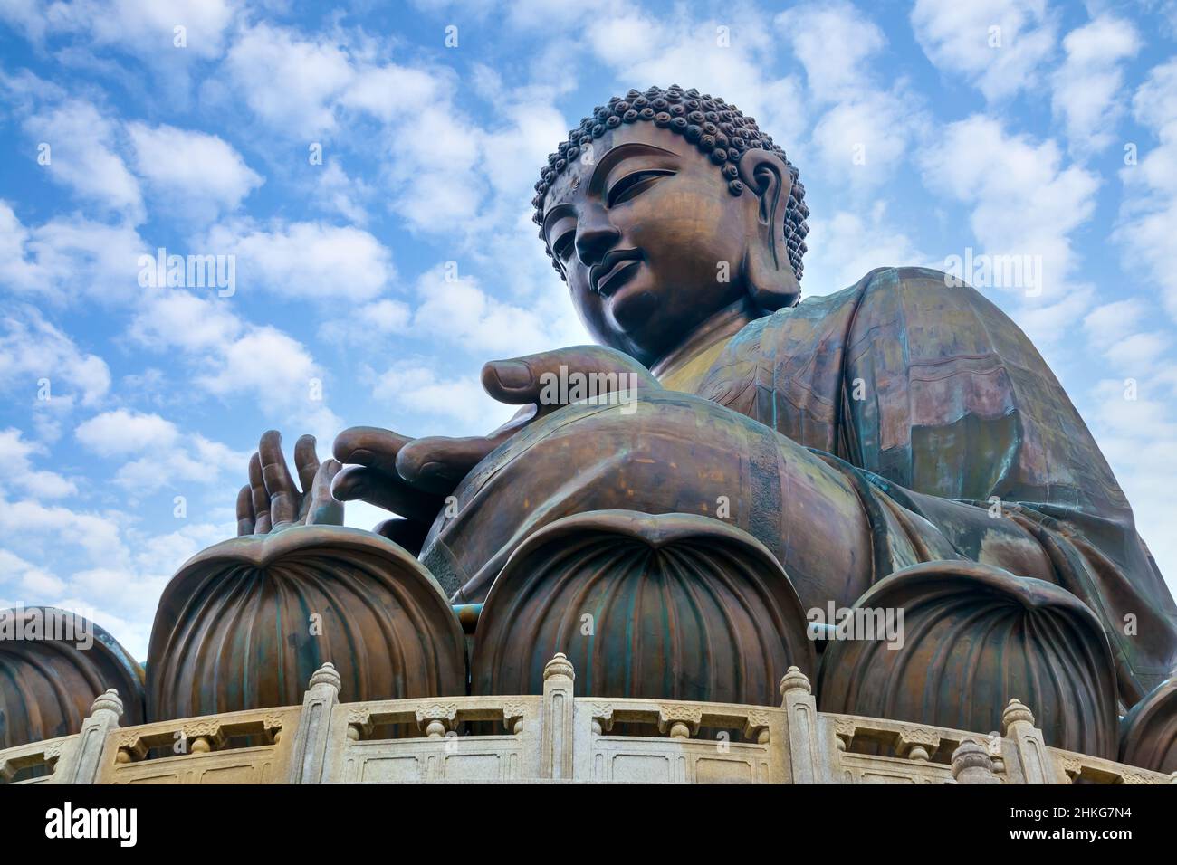 Le Grand Bouddha de Hong Kong, près du monastère de po Lin, symbolise la relation harmonieuse entre l'homme et la nature, l'homme et la foi Banque D'Images